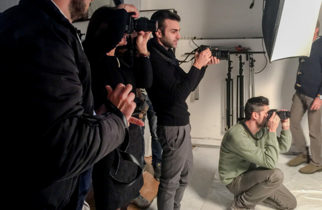 Studenti du Fotografia scattano dentro Instudio Roma