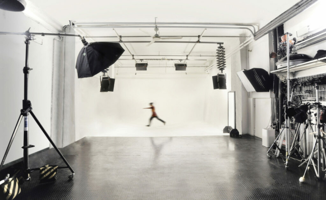 Una panoramica dell'ampio limbo bianco della Sala A di Instudio.org pronto per una nuova produzione