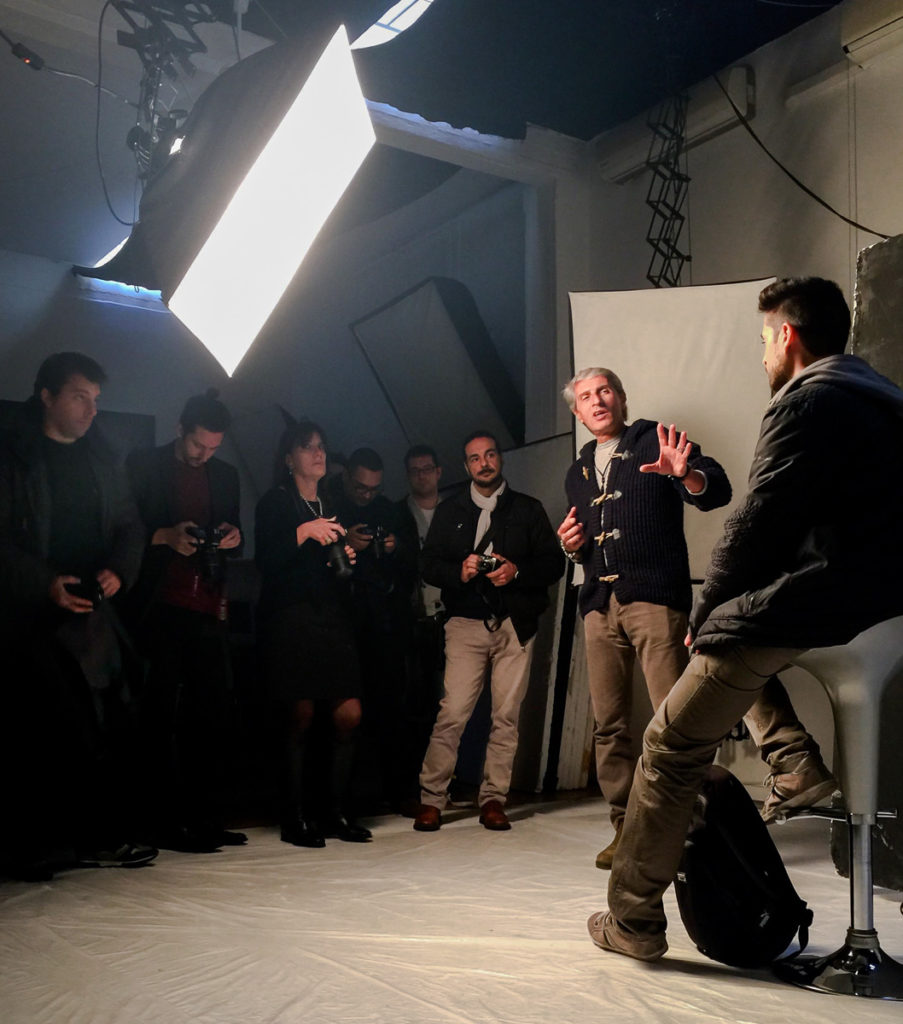 Instudio.org la un docente spiega la tecnica d'illuminazione durante un workshop sulla fotografia realizzato all'interno diella Sala C